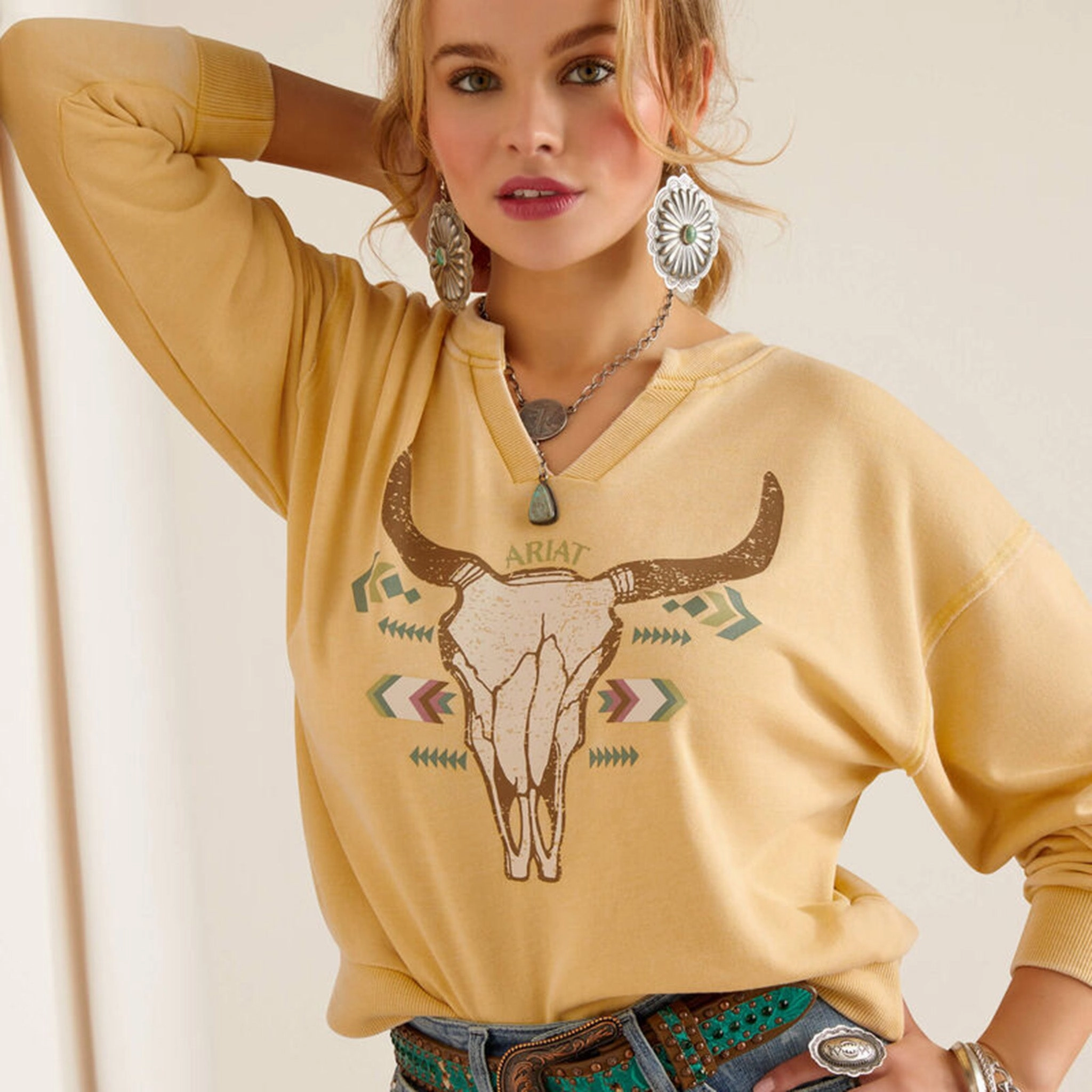 FlexibleCuff FadeResistant Ariat Women's Yellow Skull V-Neck Sweatshirt