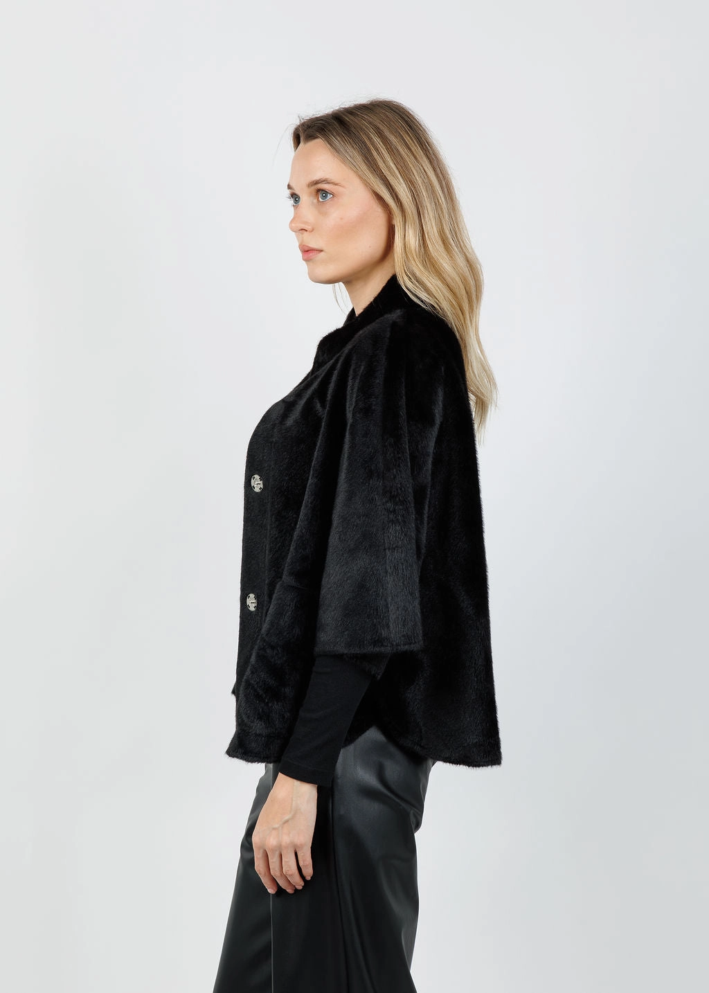 Contrast Stitching Relaxed Tee Dewi Faux Fur Cape - Black Tailored Fit