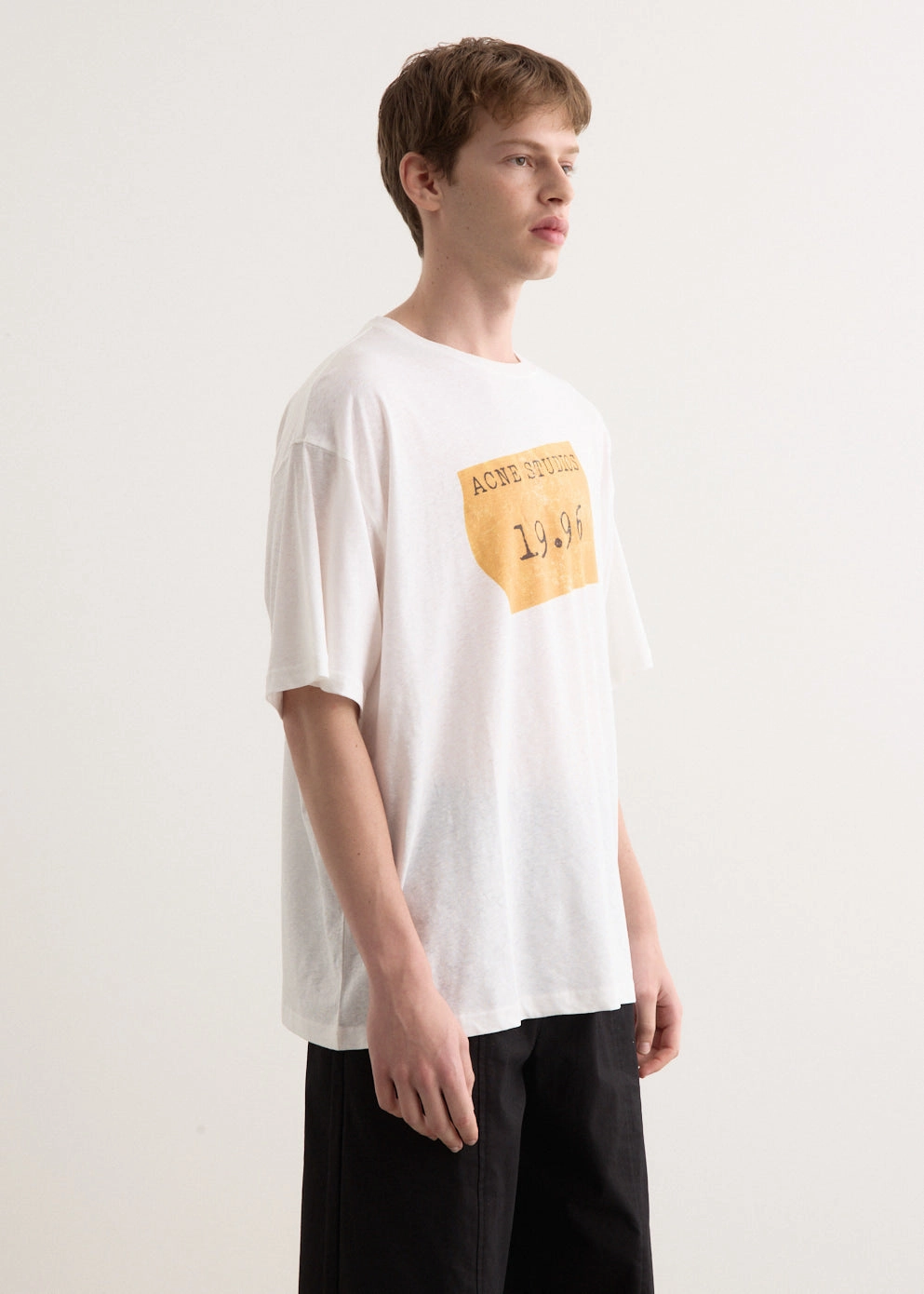 Comfortable Layering Edra Sticker T-Shirt