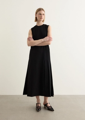 Sleeveless Pleated Dress Photo Bright Style focused