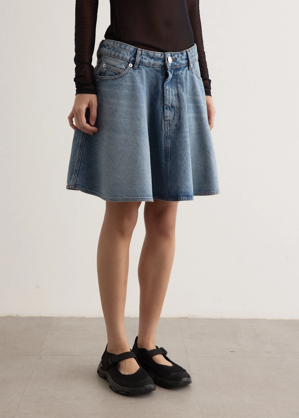 Minimalist Style Bold Cut Flare Mini Skirt