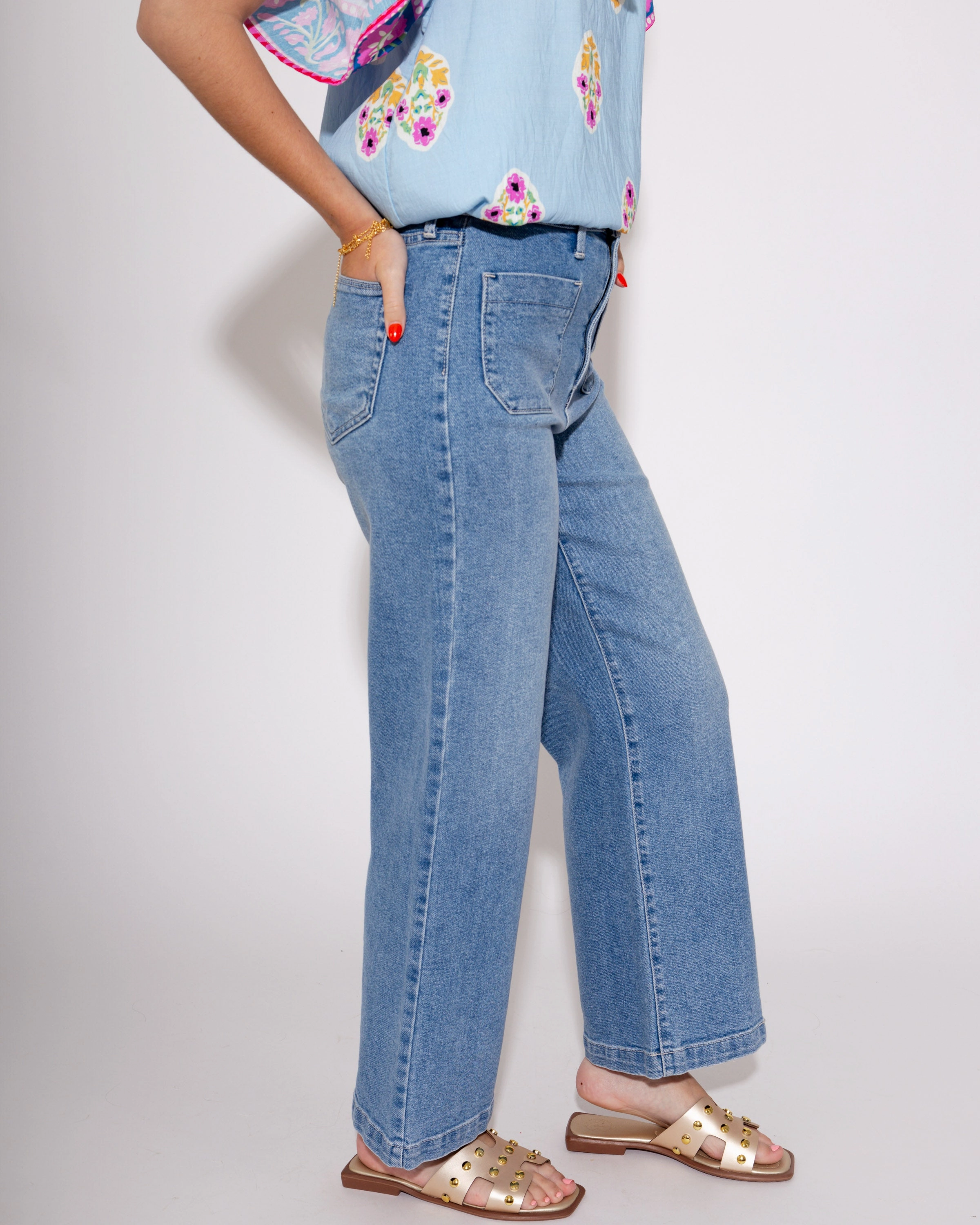 JBD | Patch Pocket Wide Leg Jean in Light Denim Minimalist Style Holiday Vibes Weekend Warrior