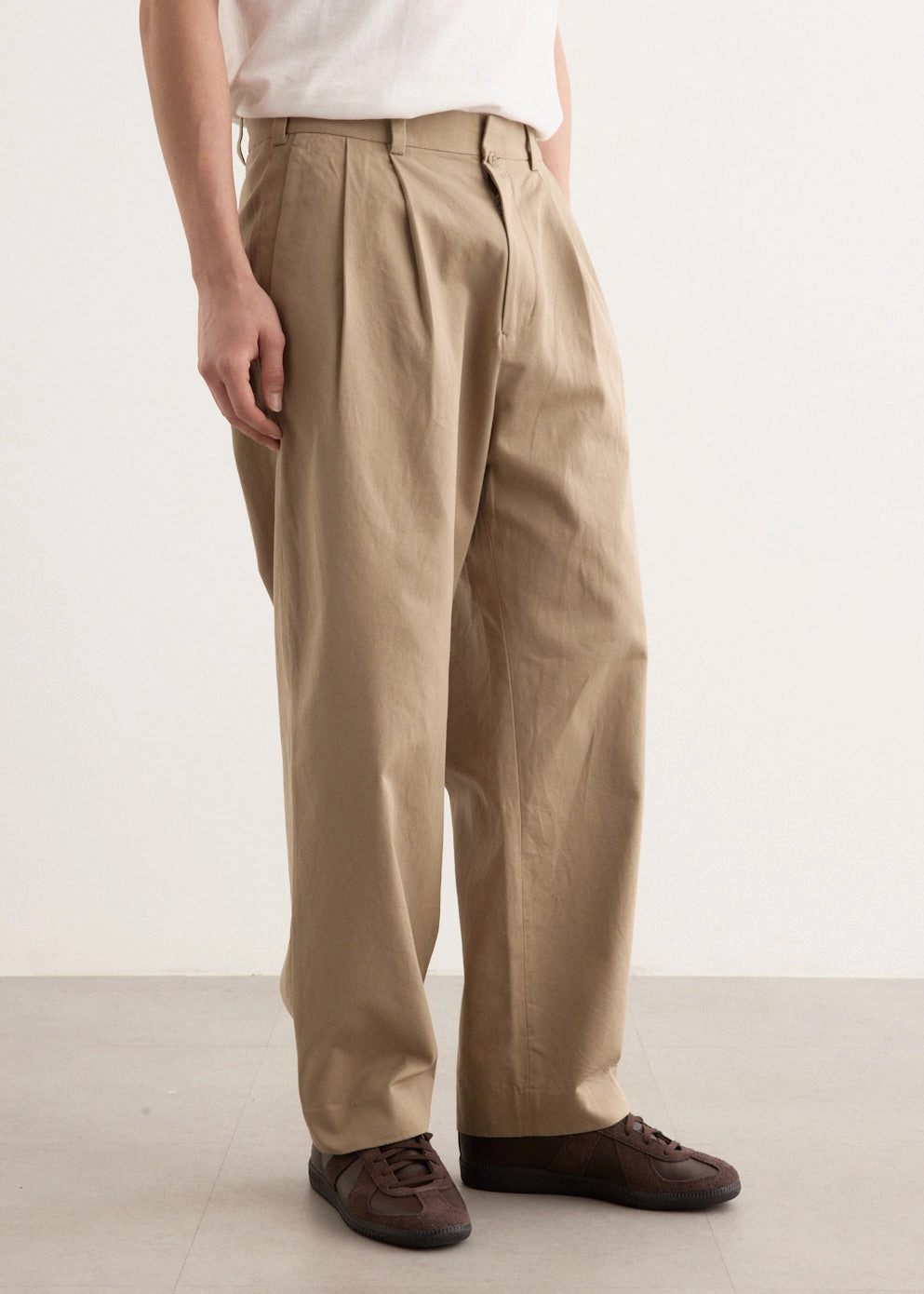 Non Irritating Chino Cloth Two Tuck Straight Pants