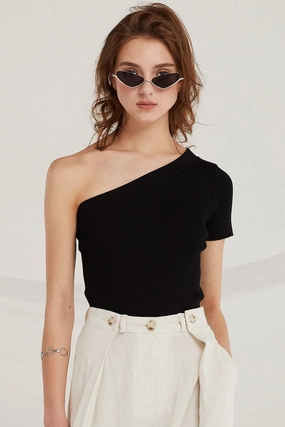 Flexible Cuffs DoubleLayered Collar Cara One-Shoulder Knit Top