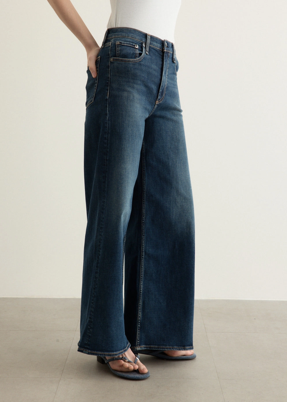 Brunch Outfit Traveler Gear Slim Design Flexi Sofie High-Rise Ankle Wide Jeans