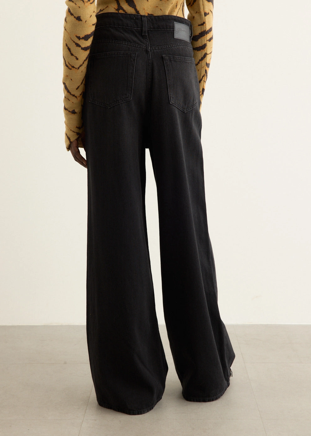 Soft Rigid Denim Baggy Jeans Vibrant Bold Look Street Fashion Travel Outfit Evening Stroll Minimalist