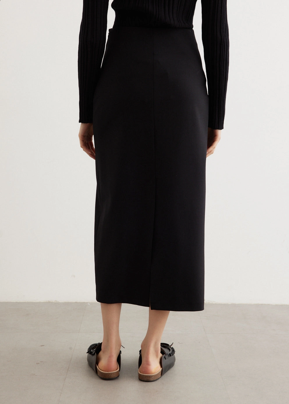 Daily Essential Outfit Focus Samos Skirt