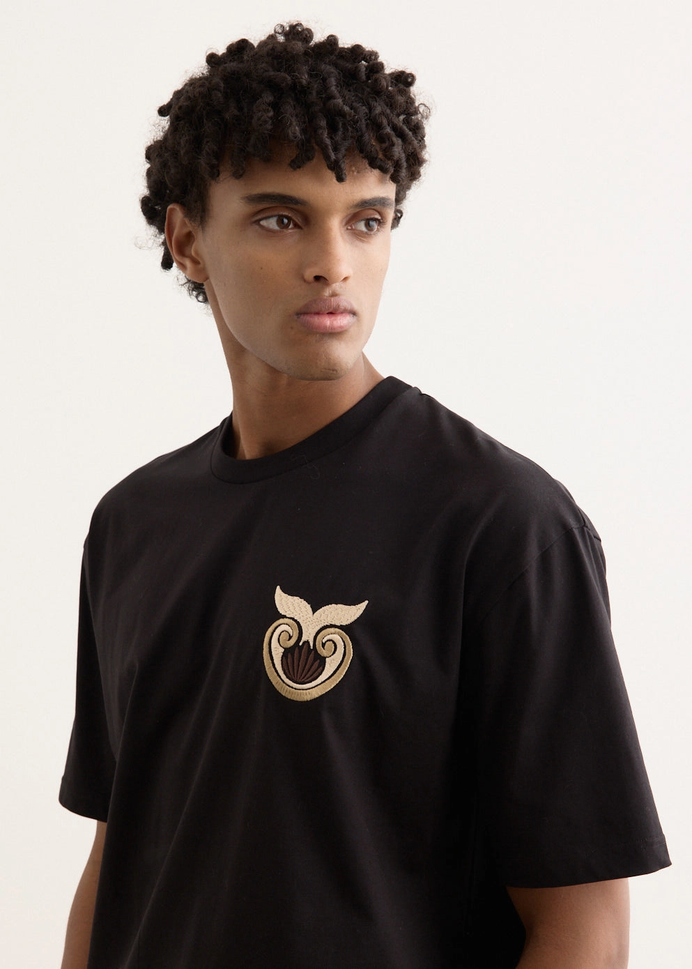 Shell Embroidered T-Shirt Minimalist purity Oversized Silhouette