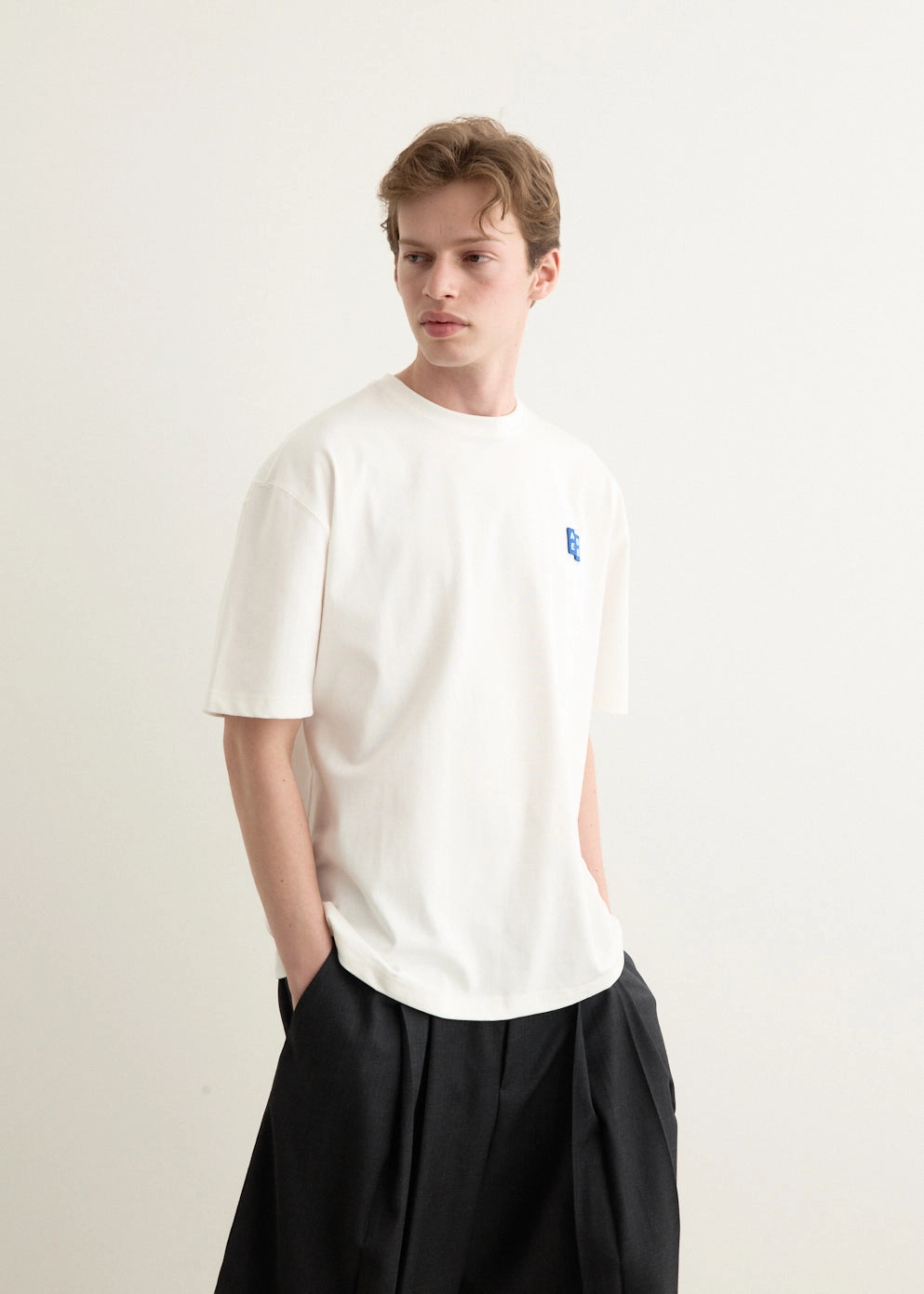 Significant Patch T-Shirt Layer-Friendly Light and Cozy
