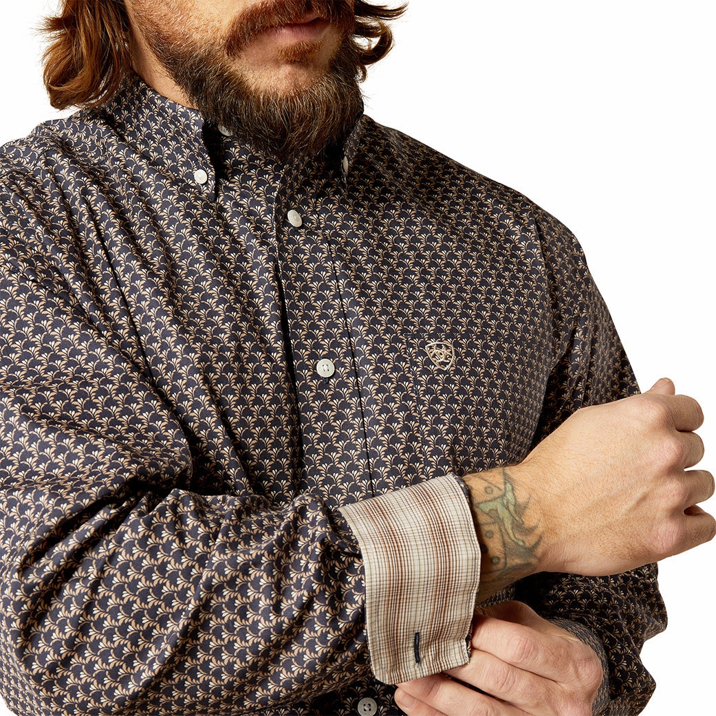 Adjustable Hem Embroidered Logo Ariat Men's Wrinkle Free Fields Classic Fit Button-Down Shirt