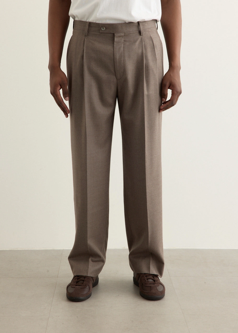 Fashion Staple Flexible Knee Articulation Super Light Wool Two-Tuck Slacks