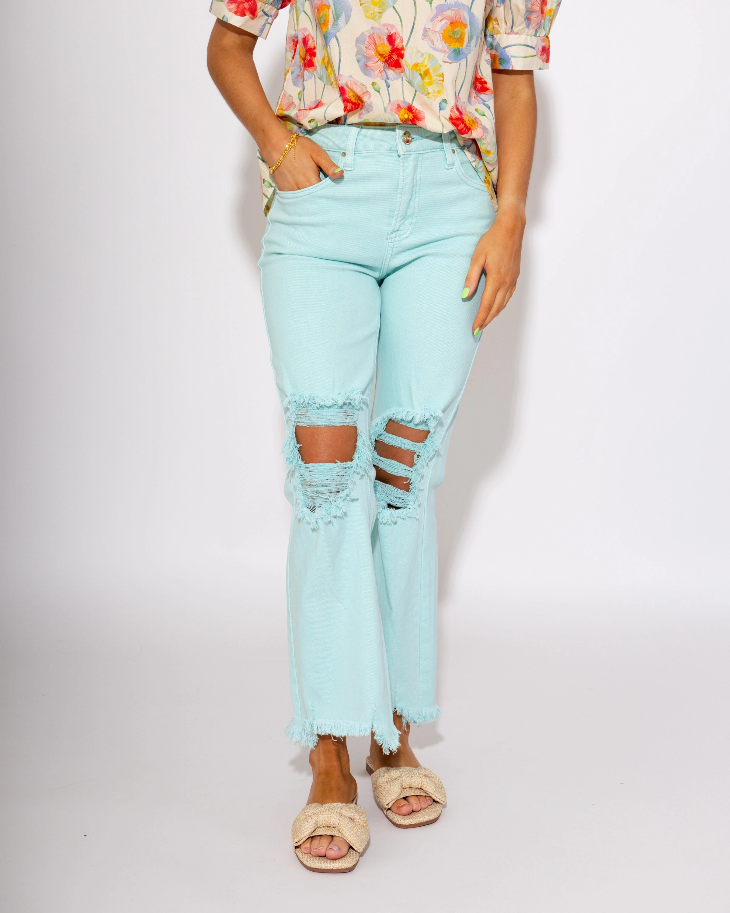 Casual Movement Fitted Comfort The Cool Mint Distressed Jeans
