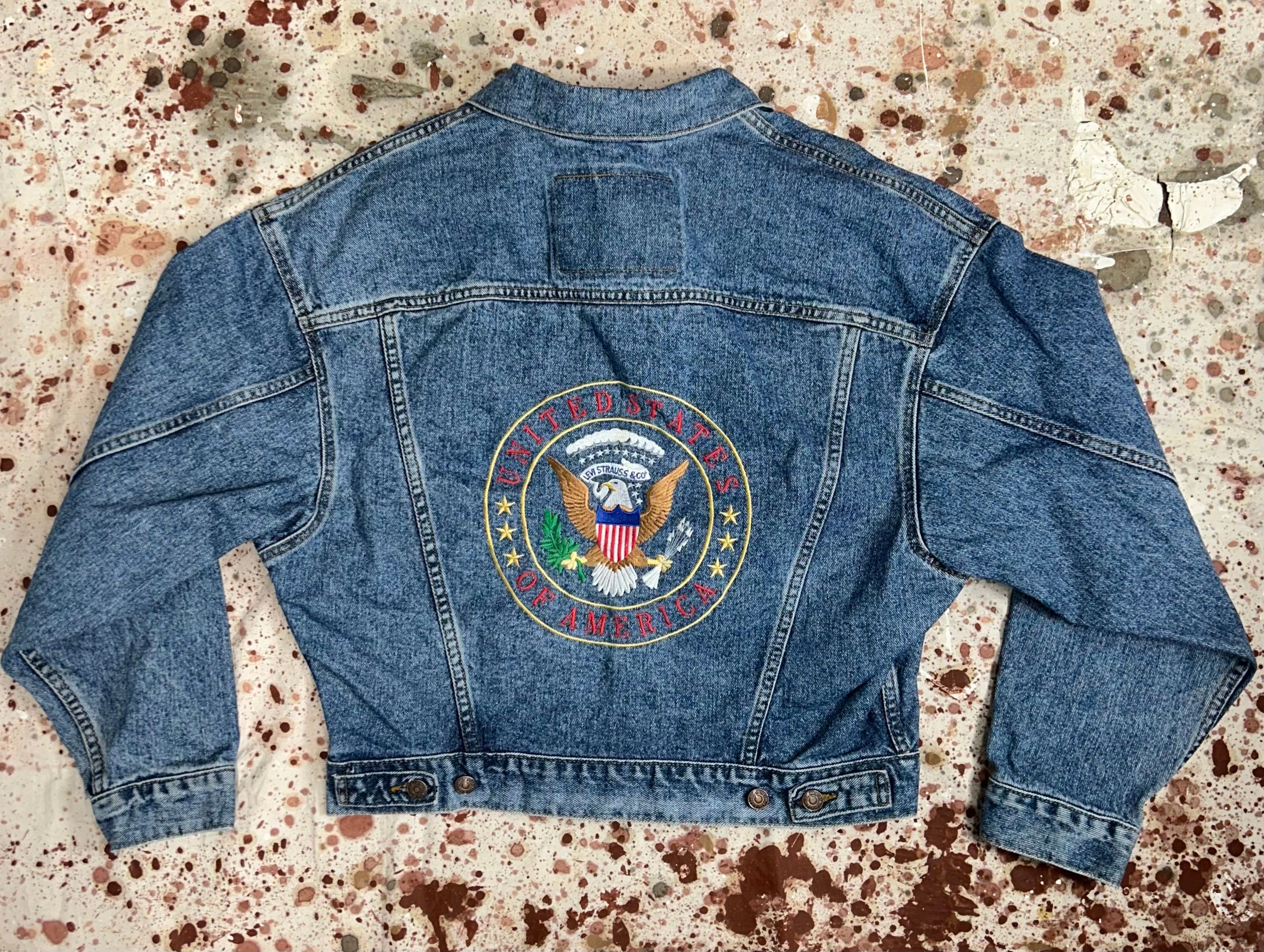 Durable Water Repellent Finish Non Restrictive Movement Cut Vintage 1990's Levi Oversized 2 Pocket Superwash Trucker Jacket w/ USA Seal Embroidery (JYJ1024-351)