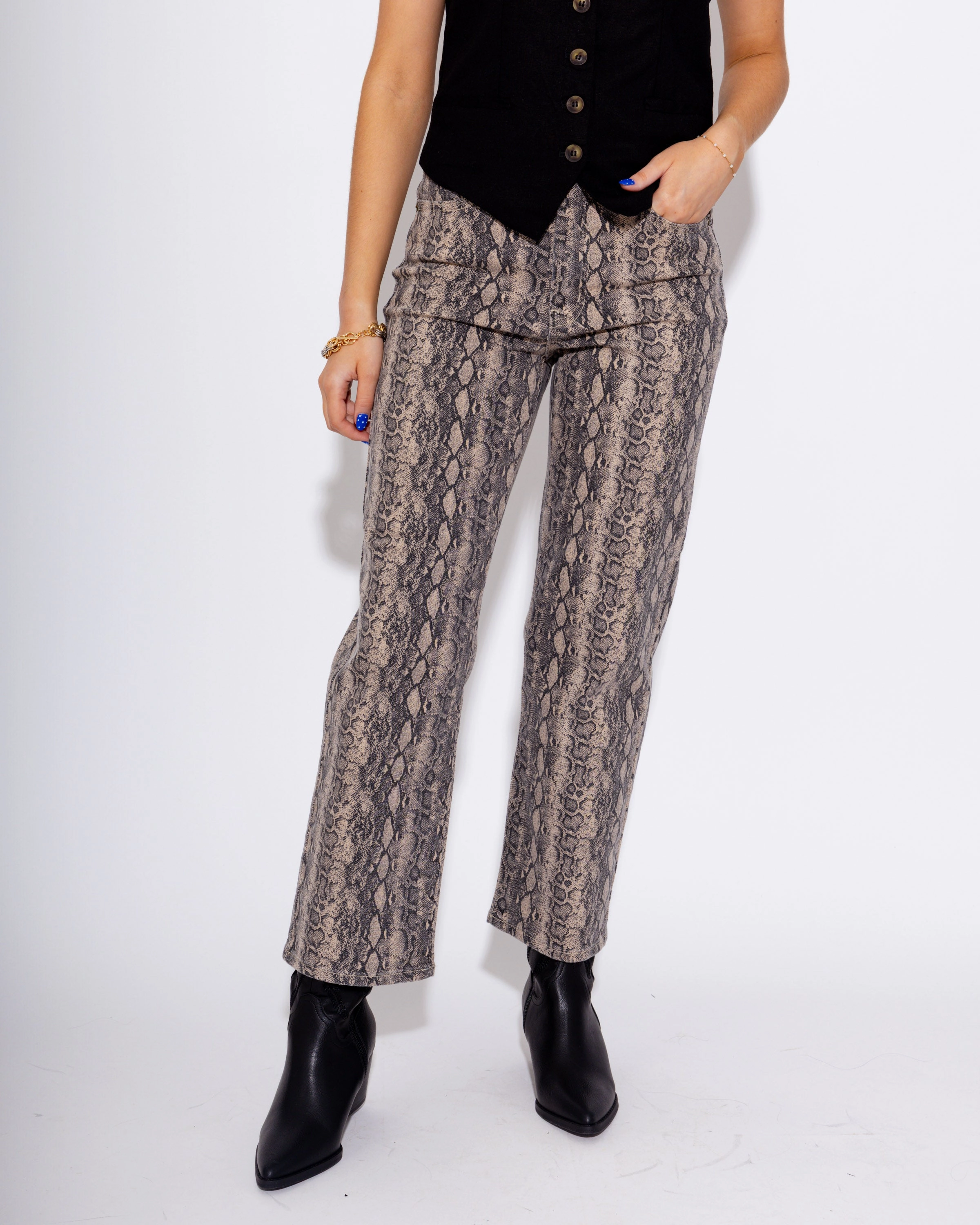 Easy Outfit Holiday Vibes Athlete Fit Vintage Straight Snake Print Jeans