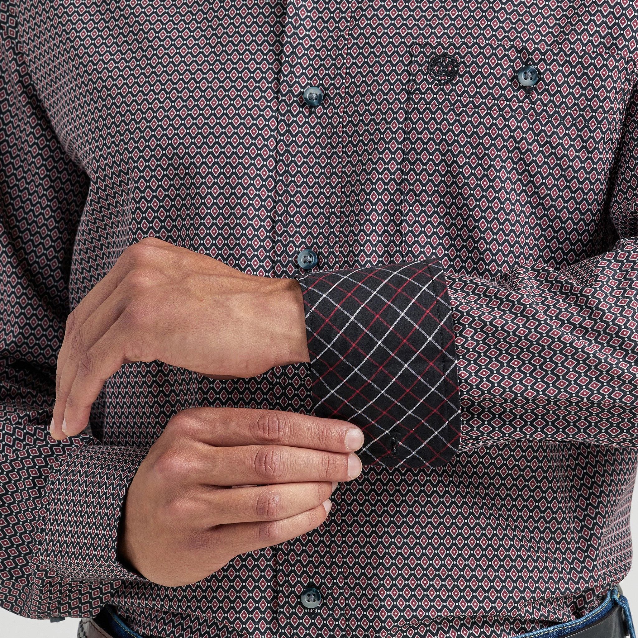 Double Needle Hemming All day wearability Wrangler Men's George Strait Red & Navy Geo Print Long Sleeve